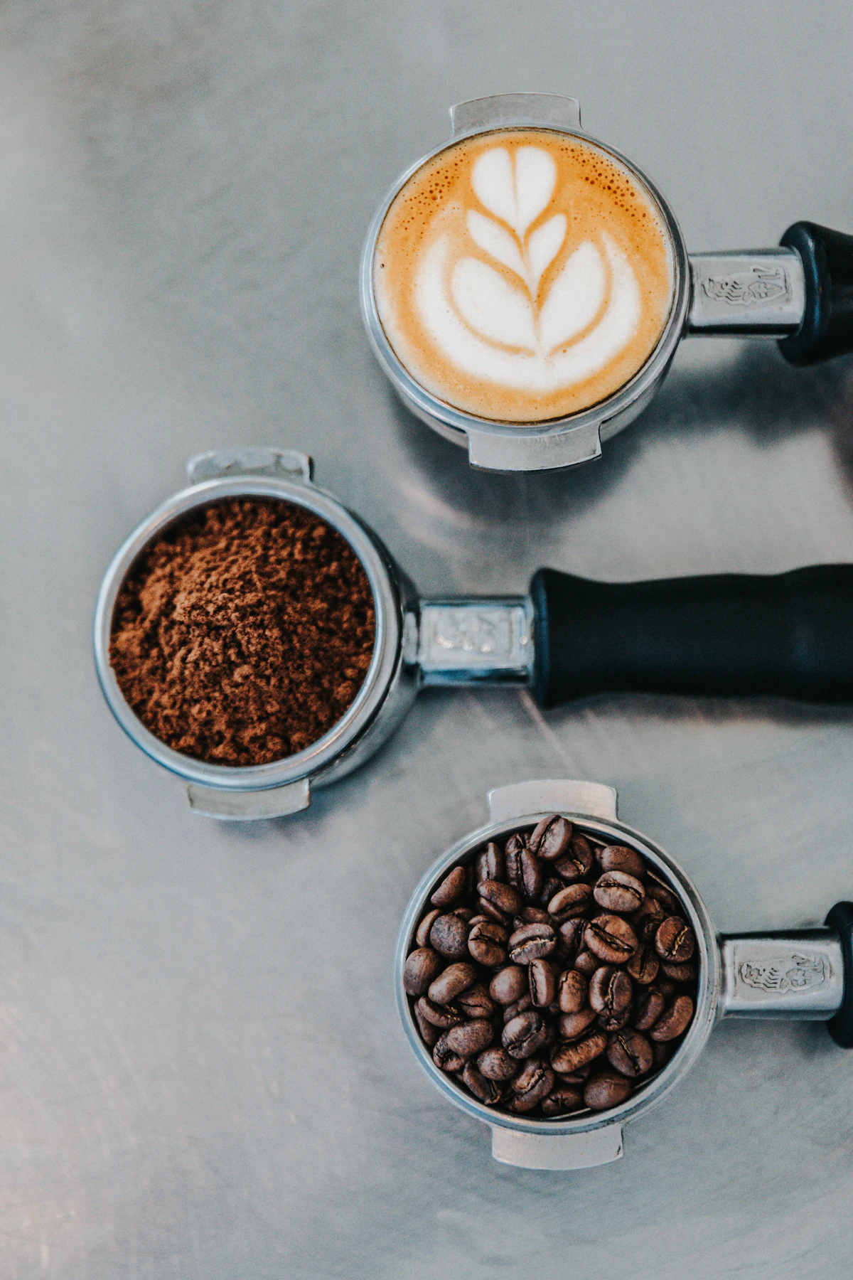 Espresso in een wit kopje met gouden crema
