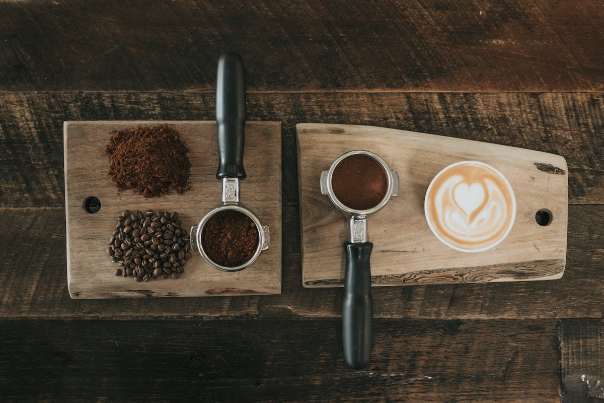 Filterkoffie die langzaam in een glazen kan druppelt